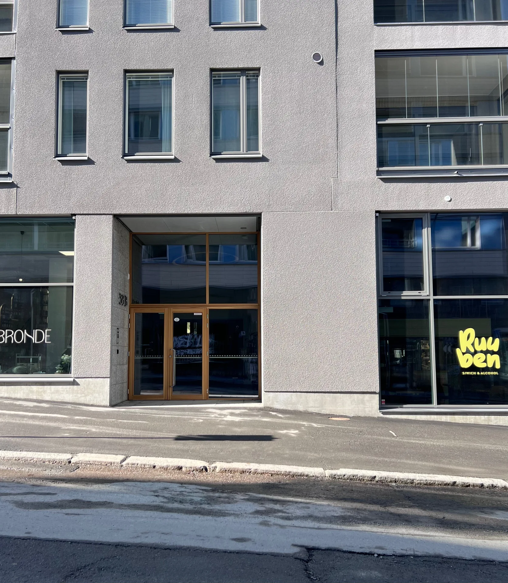 Hyvin suuret sisäänkäyntielementit voidaan tehdä tarvittaessa kahdesta eri elementistä.